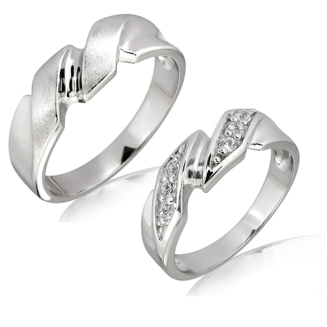 18K Gold and 0.12 Carat E Color and VS Clarity Diamond Couple Ring